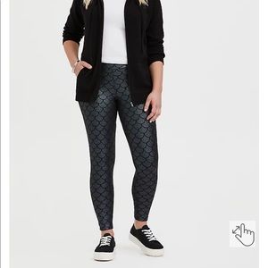 Torrid Size 3 PREMIUM LEGGING - MERMAID SCALE IRIDESCENT BLACK (NWT)